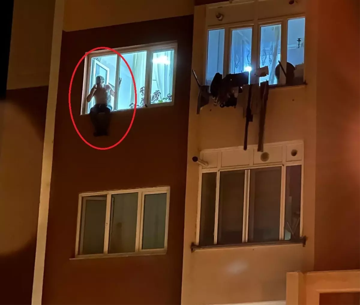 Kayınpederini bıçakla yaraladı, eşi şikayetçi odu; polis 4 saatte ikna ederek gözaltına aldı
