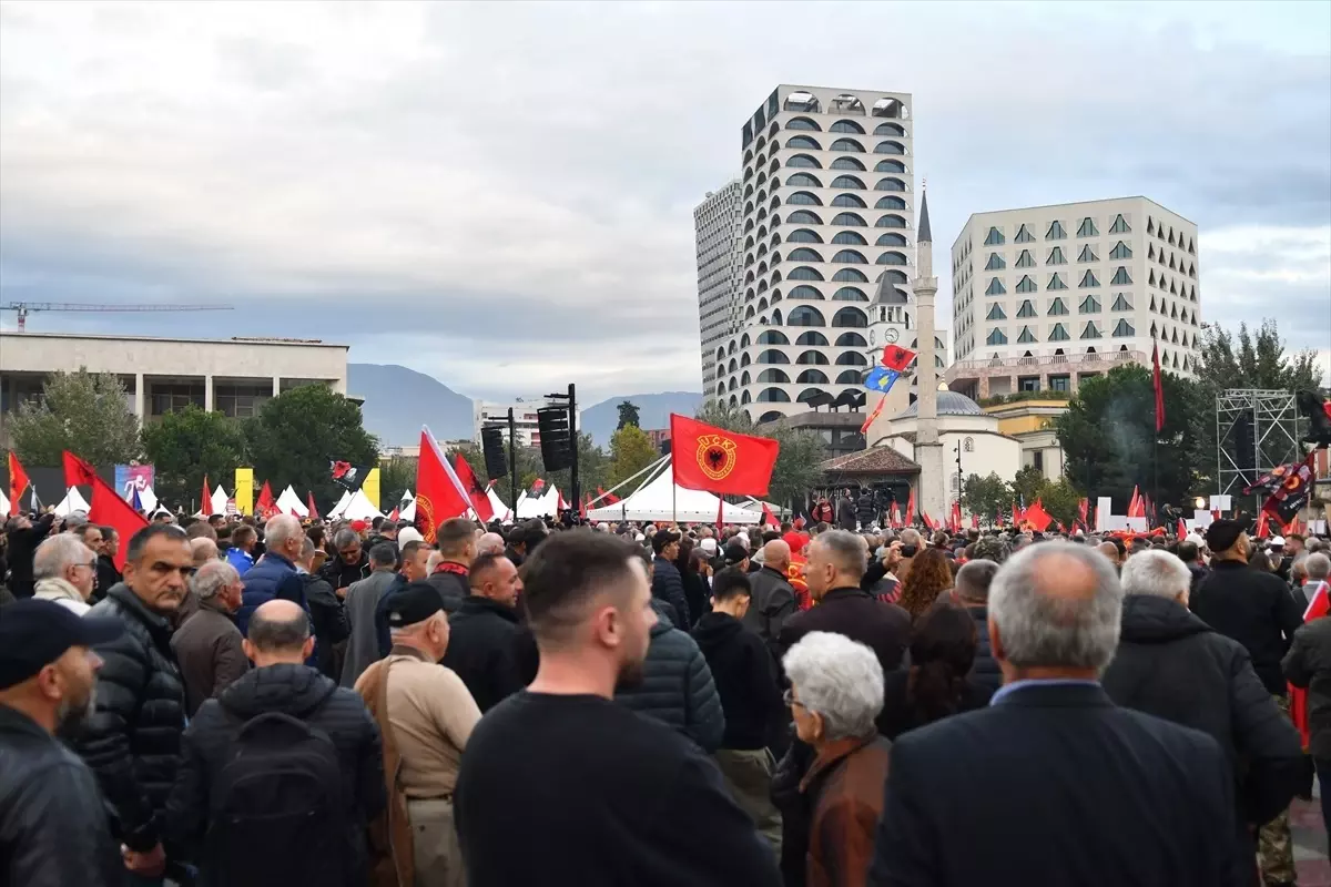 Kosova UÇK Komutanları İçin Tiran'da Destek Gösterisi Düzenlendi