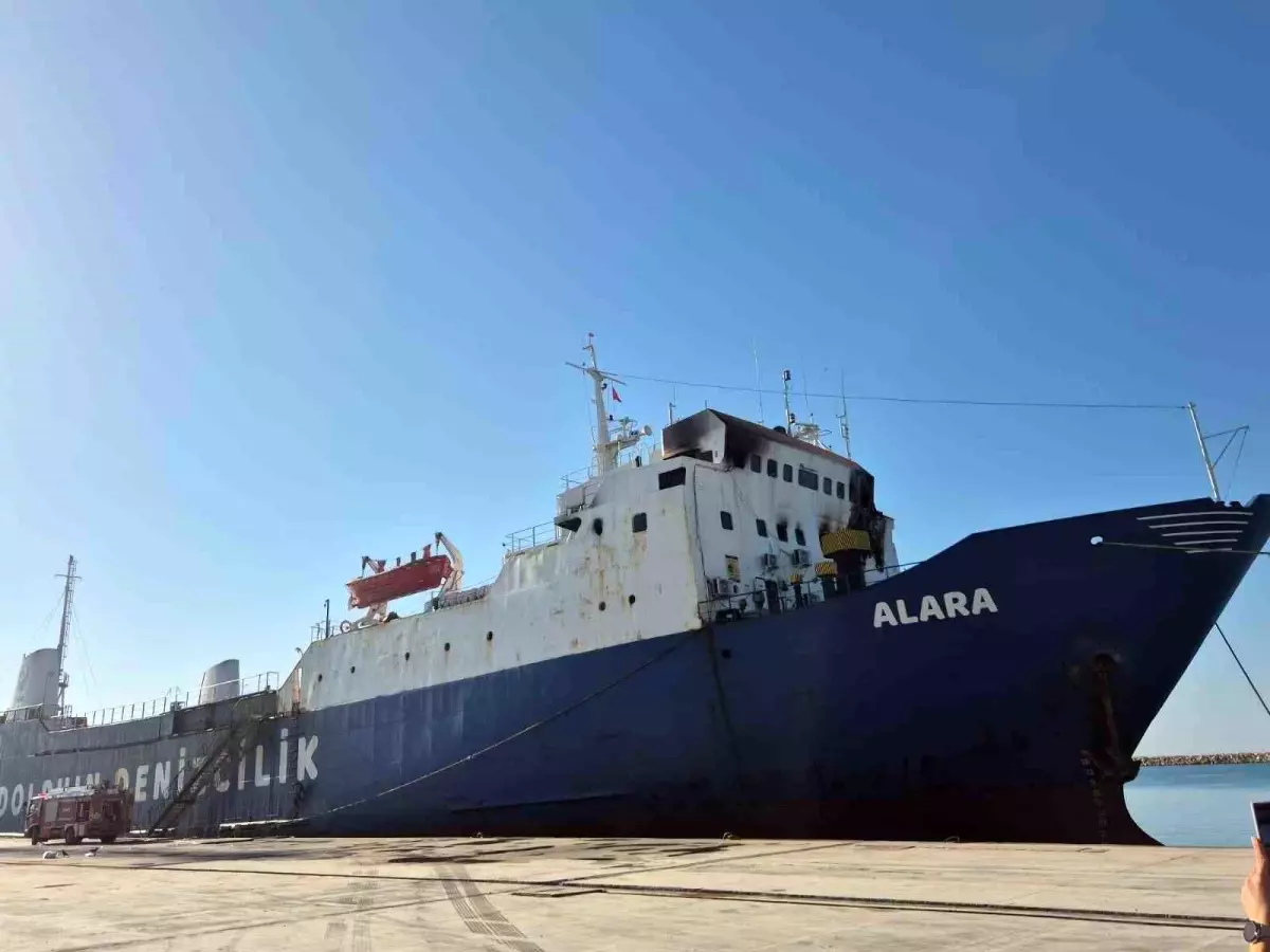 Mersin'de Yük Gemisinde Yangın: 2 Personel Hastaneye Kaldırıldı