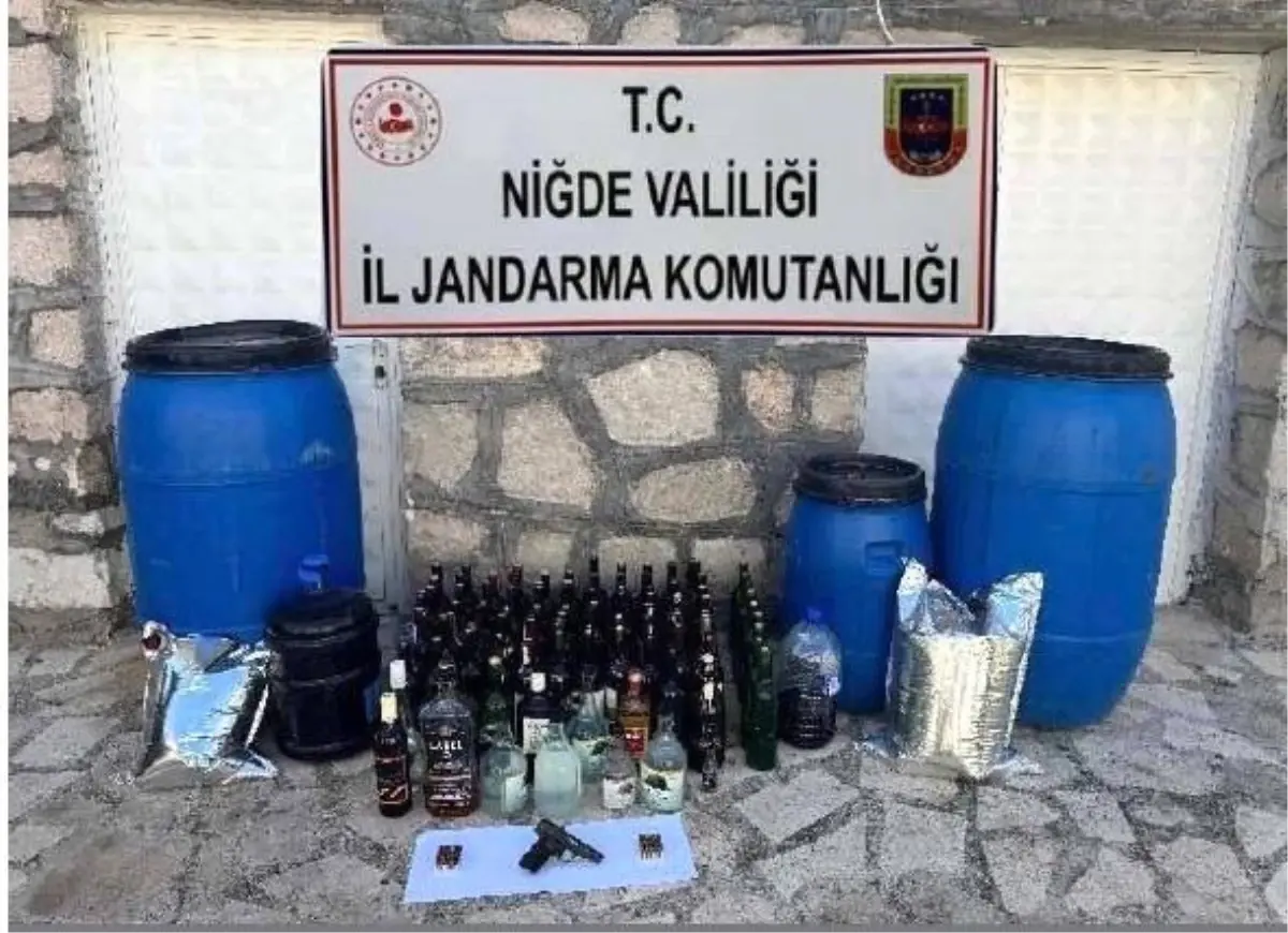 Niğde'de Kaçak Alkol Operasyonu: 550 Litre Şarap ve Ruhsatsız Tabanca Ele Geçirildi