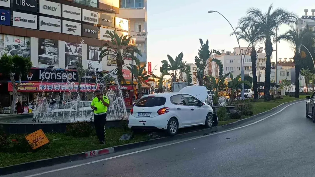 Manavgat'ta Kontrolden Çıkan Otomobil Sinyal Direğini Devirdi