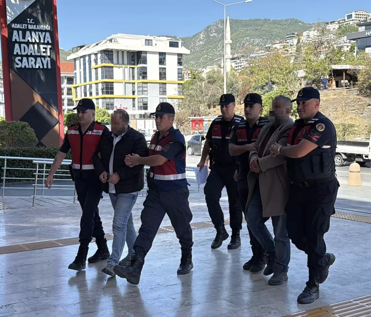 Alanya'da Sahte Kimlikle Emlak Dolandırıcılığına Operasyon: 5 Tutuklama