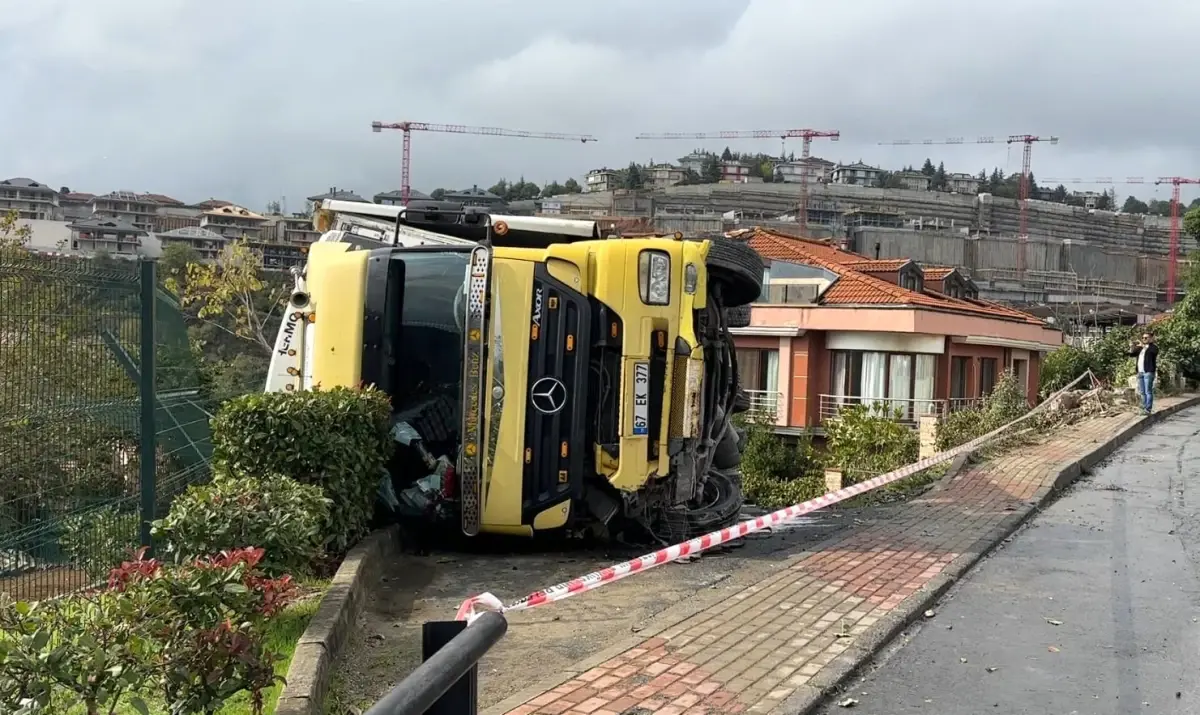 İstanbul Sarıyer'de Tır Devrildi, Sürücü Hastaneye Kaldırıldı