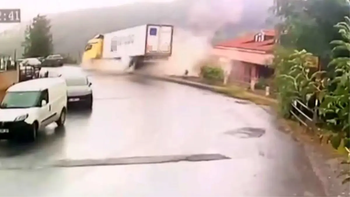 İstanbul Sarıyer'de Tır Devrildi, Sürücü Yaralandı