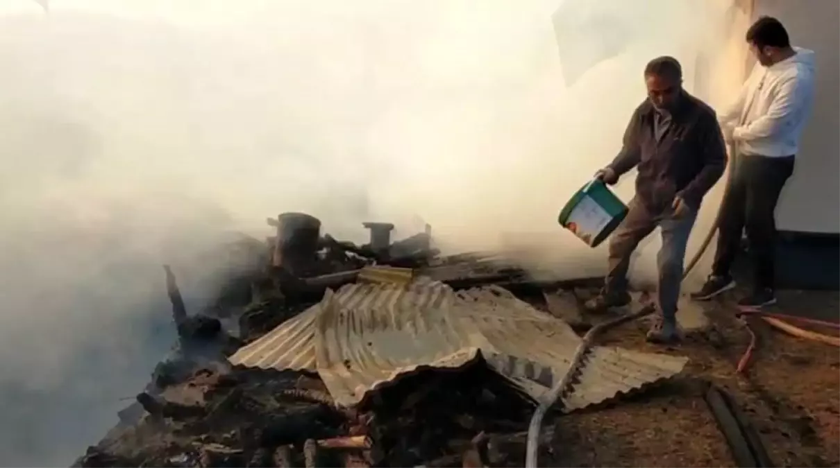 Sivas'ta Yangın: 2 Ev ve 2 Samanlık Küle Döndü