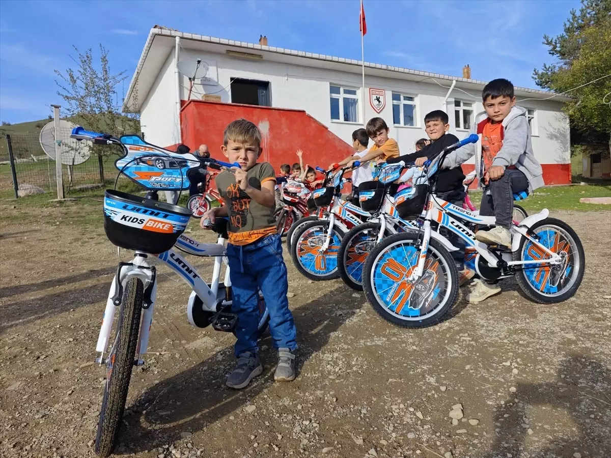 Hayırseverler Çocuklara Bisiklet Hediye Etti