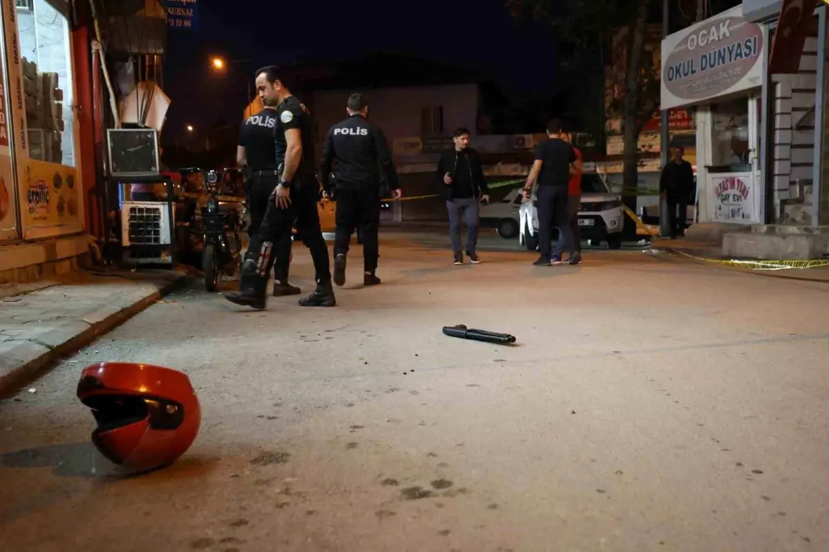 Adana'da Motosikletli Saldırgan, Dükkanda Takip Ettiği Kişiyi Vurarak Kaçtı