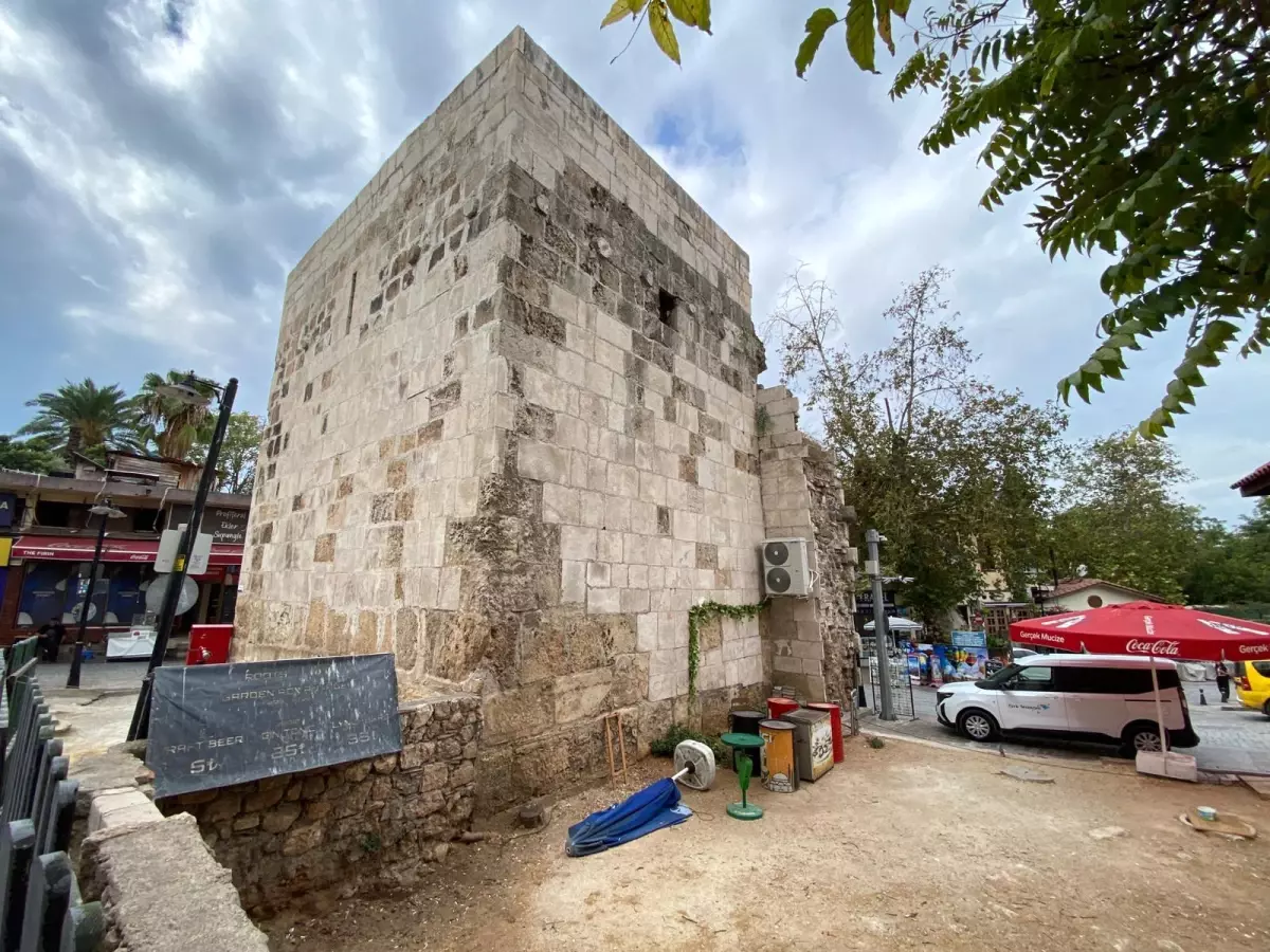 Tarihi burcun duvarı, klima takmak için delindi