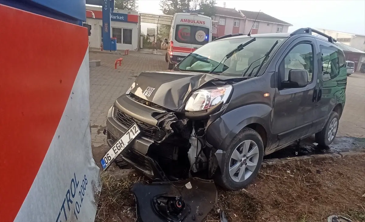 Tokat'ta akaryakıt istasyonunun tabelasına çarpan hafif ticari araçtaki 3 kişi yaralandı