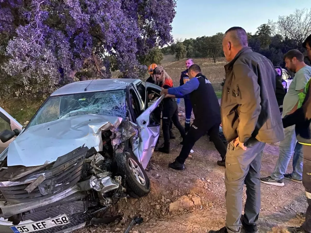 Uşak'ta Otomobil-Traktör Çarpışması: Karı-Koca Yaralandı
