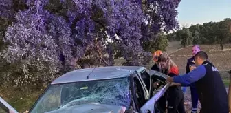 Uşak'ta Otomobil ile Traktör Çarpıştı: İki Yaralı