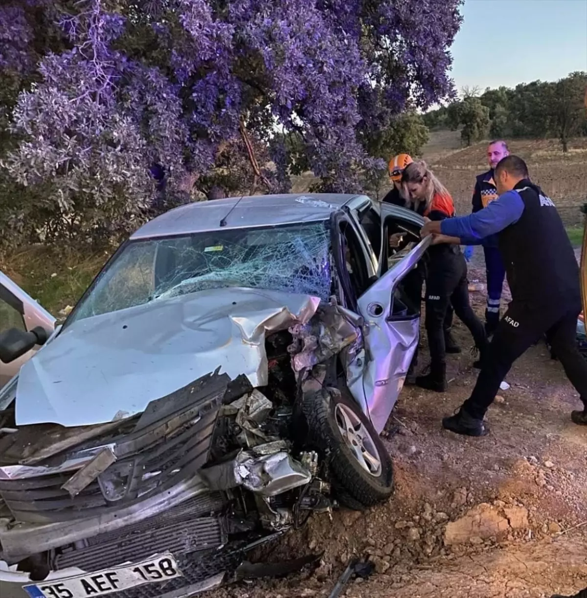 Uşak'ta Otomobil ile Traktör Çarpıştı: İki Yaralı