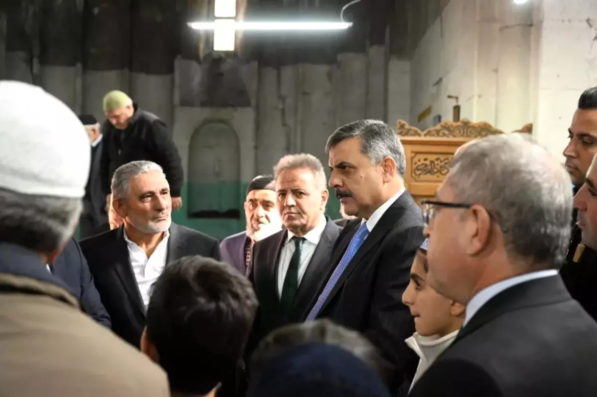 Vali Çiftçi, Tortum ilçesinde Taş Camii'nde Cuma namazı kıldı