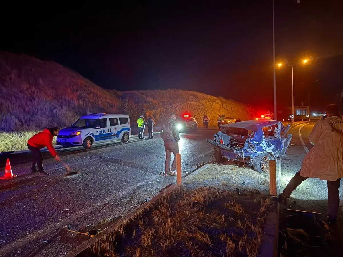 Yozgat'ta Aydınlatma Direğine Çarpan Otomobilin Sürücüsü Hayatını Kaybetti