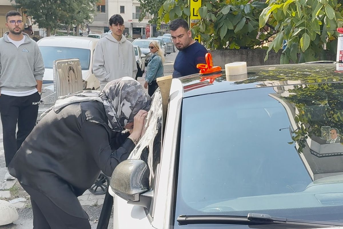 2 yaşındaki çocuk arabanın içinde mahsur kaldı