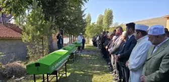 Gümüşhacıköy'de Trafik Kazası: 3 Kardeş ve Enişte Toprağa Verildi