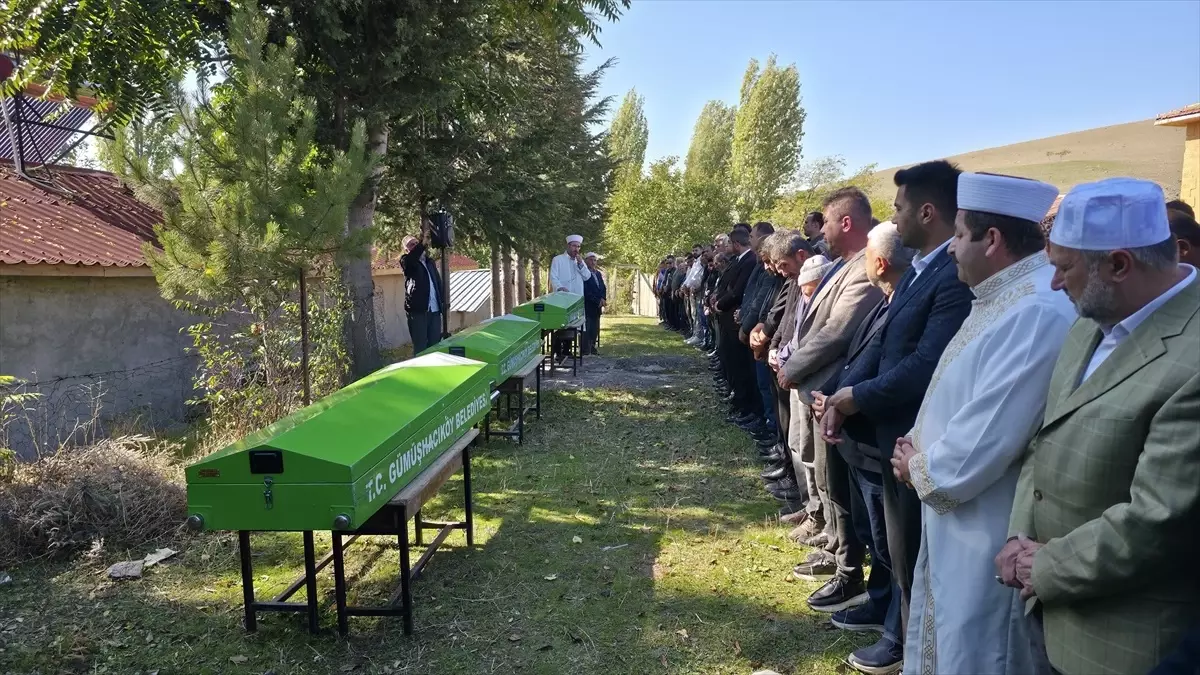 Gümüşhacıköy'de Trafik Kazası: 3 Kardeş ve Enişte Toprağa Verildi