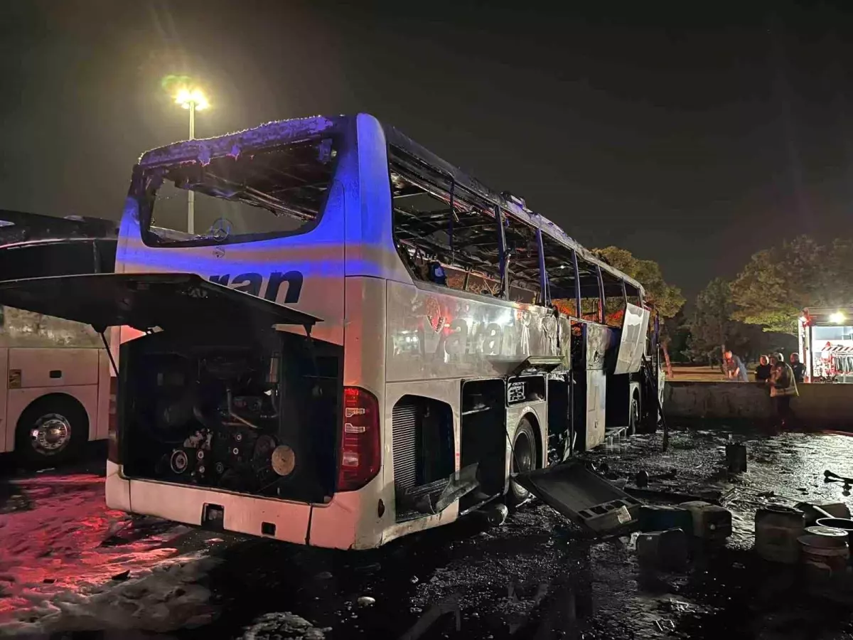 Ankara'da Otoparkta Park Halindeki Otobüste Yangın