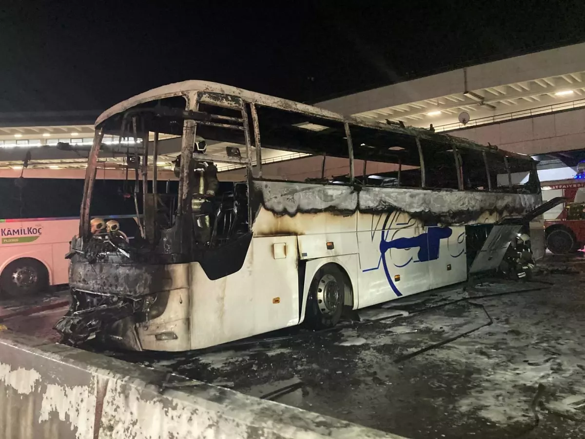 AŞTİ'de Park Halindeki Otobüste Yangın Çıktı