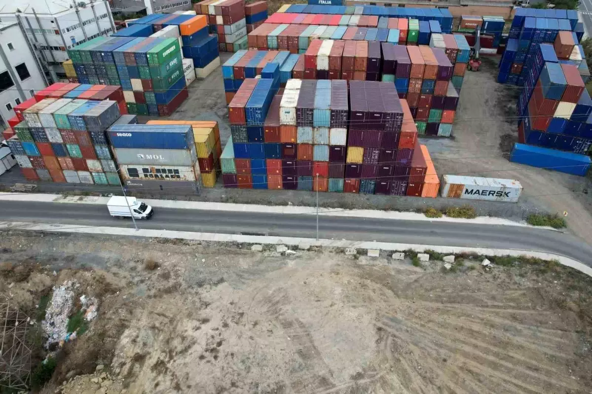 Avcılar'daki Üst Üste Dizilen Konteynırlar Deprem Korkusu Yarattı