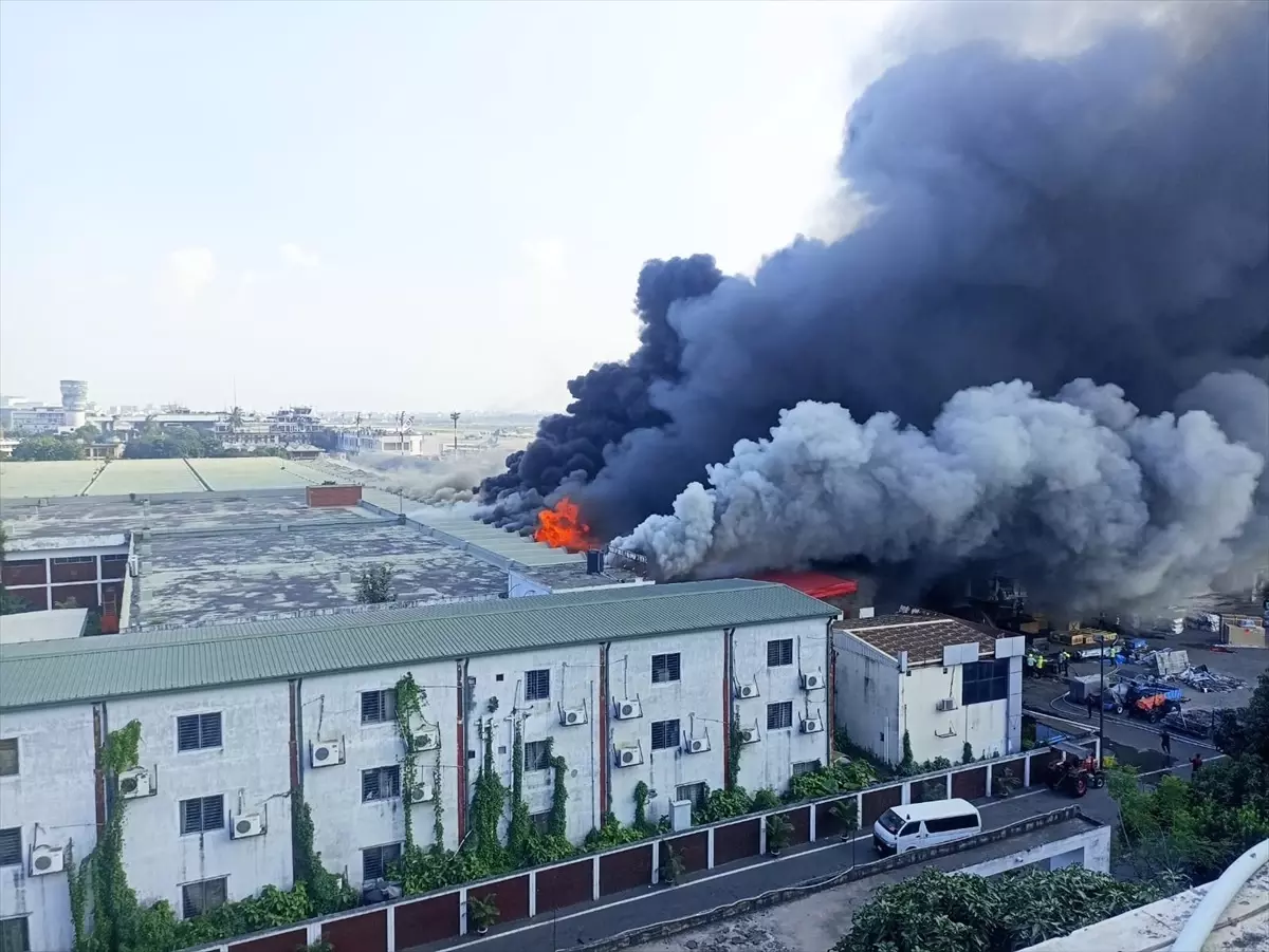 Dakka Havalimanı'nda Kargo Bölümünde Yangın Çıktı