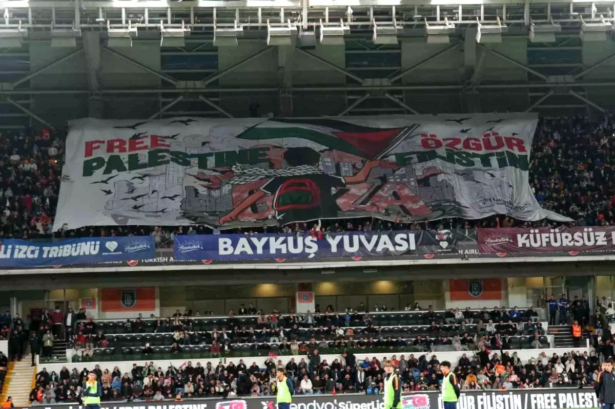 Başakşehir Taraftarlarından Filistin'e Destek Pankartı
