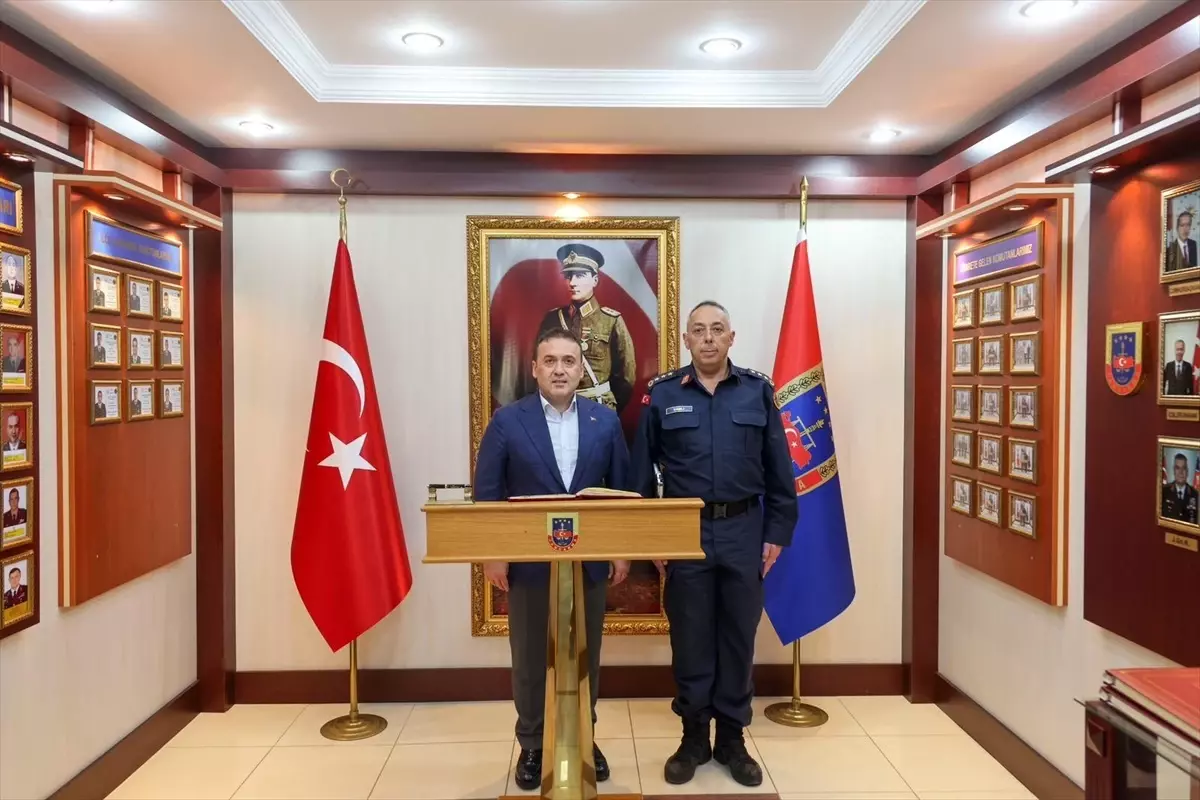 Bilecik Valisi Faik Oktay Sözer, Jandarma Komutanlığı'nı Ziyaret Etti
