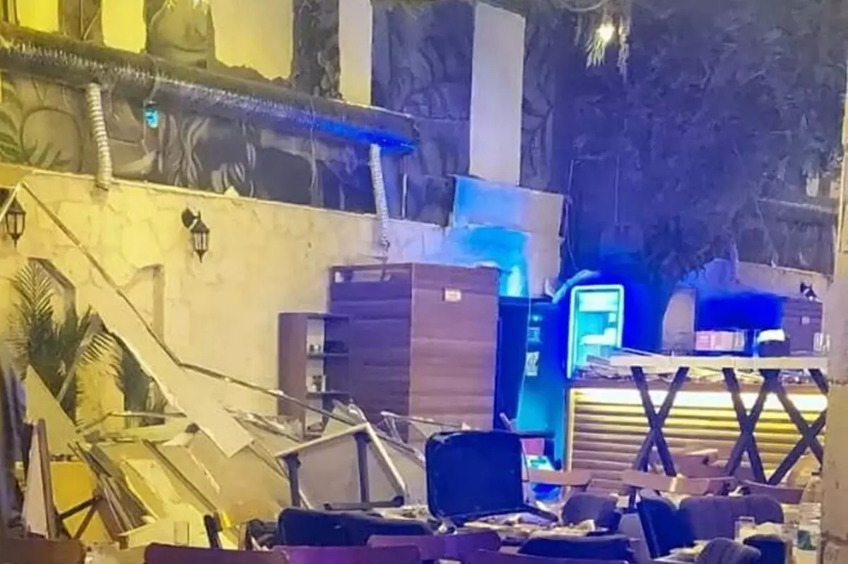 İzmir'de Eğlence Mekanında Dekor Devrildi, 6 Yaralı