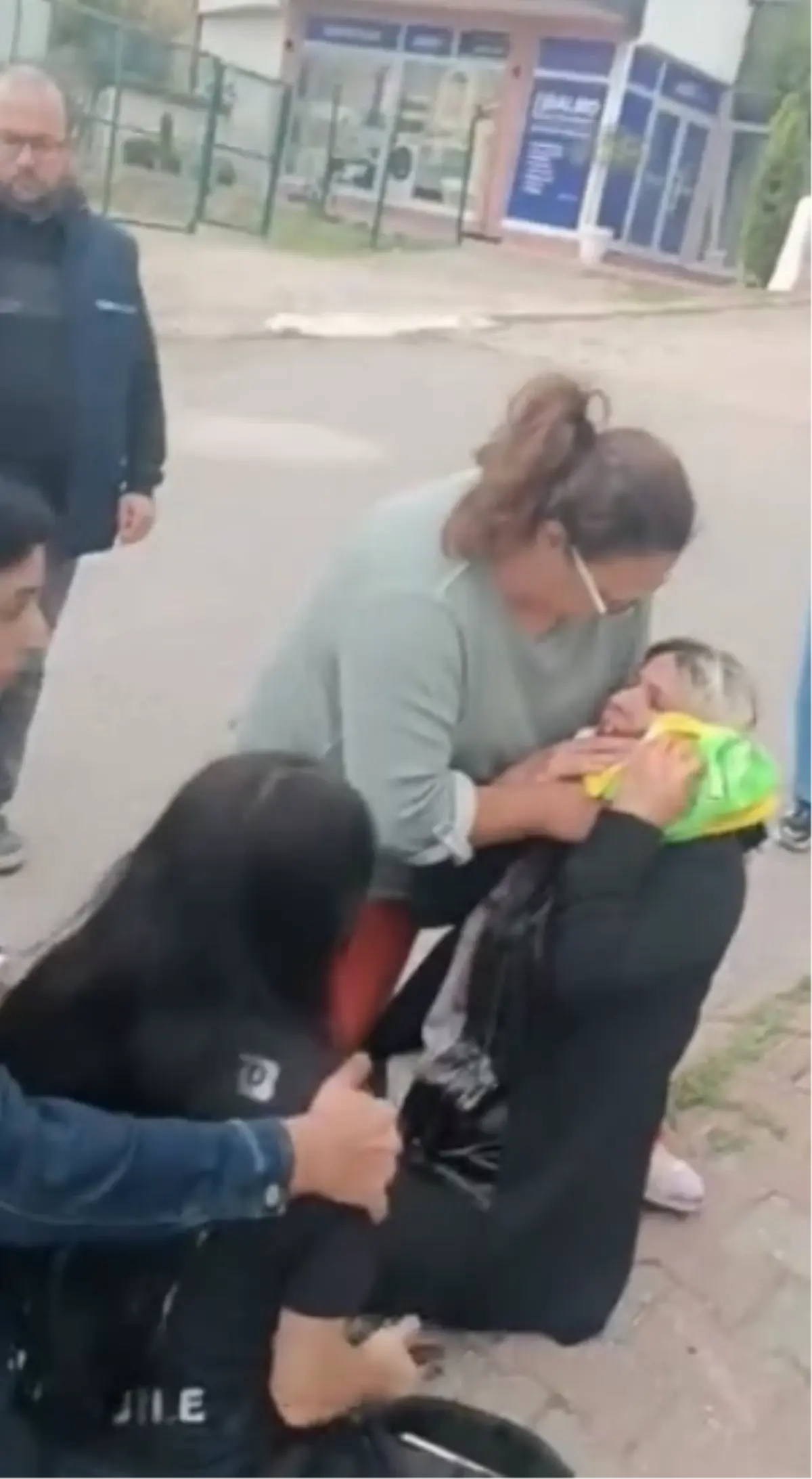 Körfez’de Bıçaklı Saldırı: Bir Kadın Ağır Yaralandı