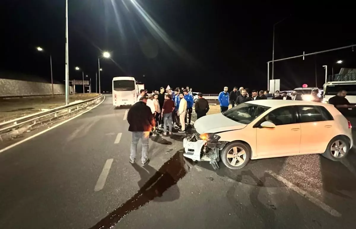 Elazığspor Oyuncularını Taşıyan Otobüs Kaza Yaptı: 1 Yaralı