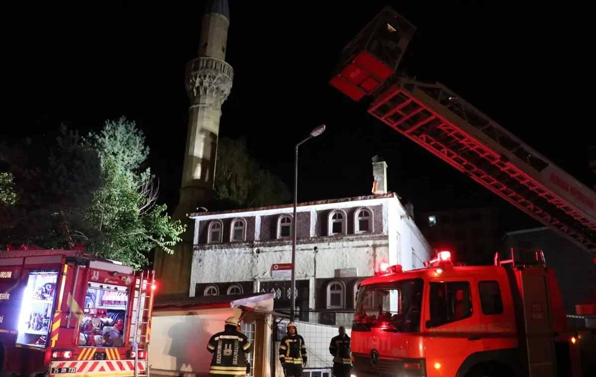 Erzurum'da Tarihi Camide Yangın Çıktı
