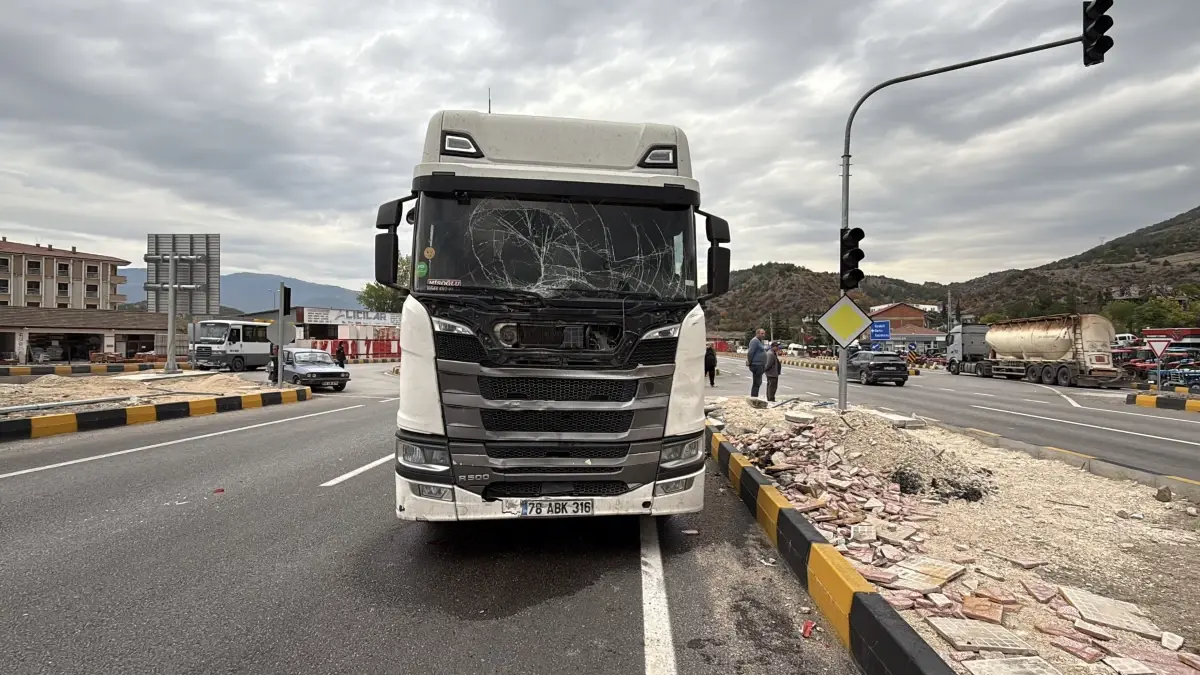 Eskipazar'da Minibüs ile TIR Çarpıştı: 9 Çocuk Yaralandı