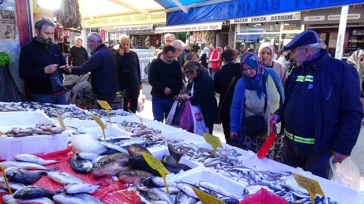 Hamsinin Fiyatı 100 TL'ye Düşünce Kapış Kapış Satıldı