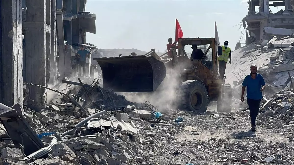 İHH Gazze'de Enkaz Kaldırma ve Temizlik Çalışmalarına Başladı