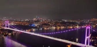 İstanbul'da köprüler pembe renkle aydınlatıldı