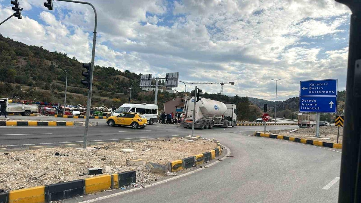 Karabük'te Minibüs ile Tır Çarpıştı: 9 Öğrenci Yaralandı
