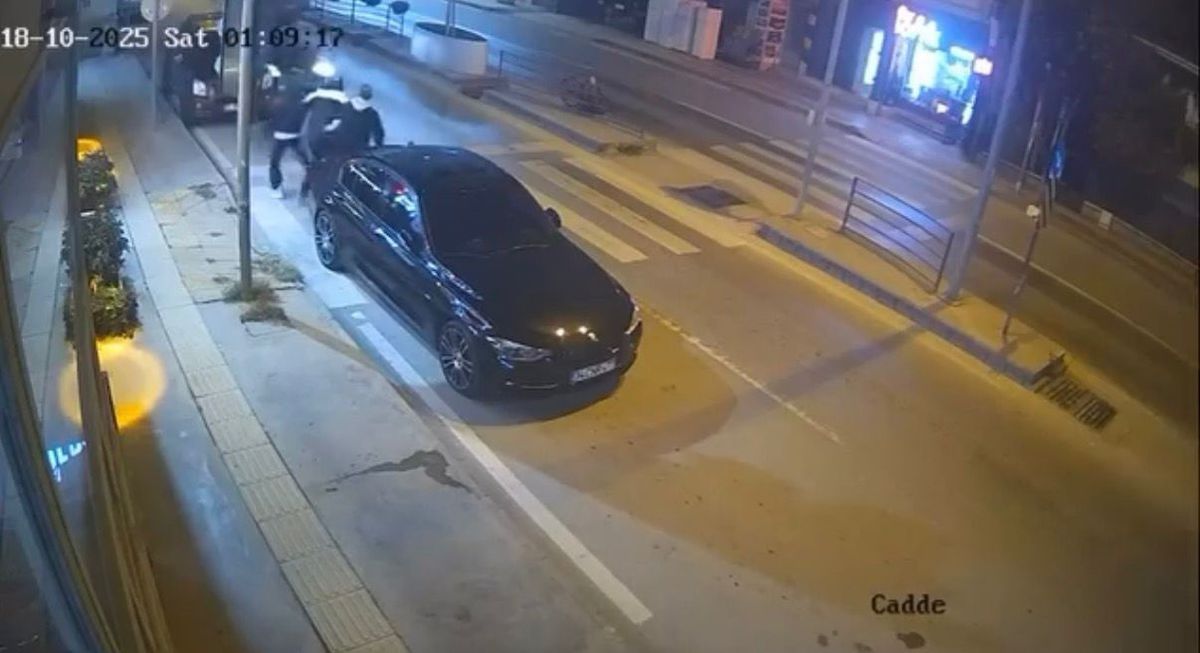 Yalova'da kaza anı kamerada! Otomobil park halindeki araca çarptı, 3 yaya son anda kurtuldu