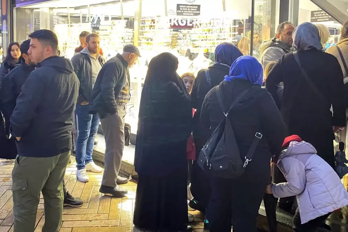 Kuyumcuların önünde altın kuyruğu