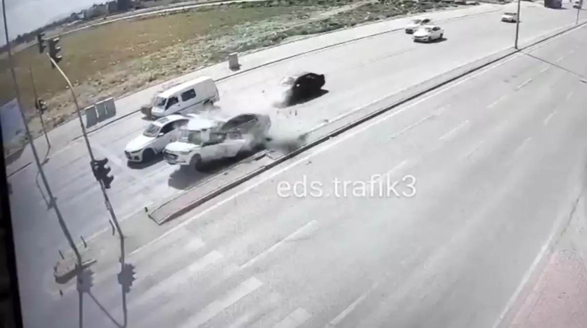 Konya'da Kırmızı Işıkta Bekleyen Öğretmene 229 km/s Hızla Çarpan Araç Sürücüsü Tutuklandı