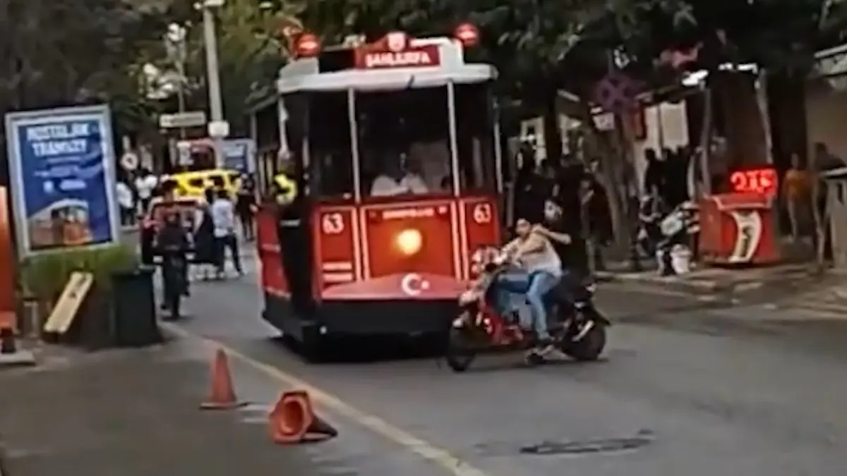 Şanlıurfa'da Motosikletli Gençlerin Tramvay Kazası Felaketi Etti