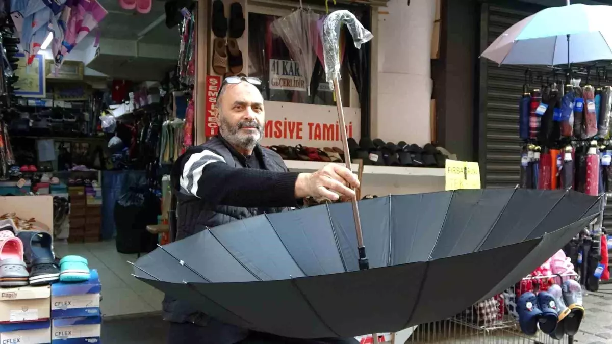 Kocaeli'nin Tek Şemsiye Tamircisi: 'Yağmur Yağarsa Hatırlanıyoruz'