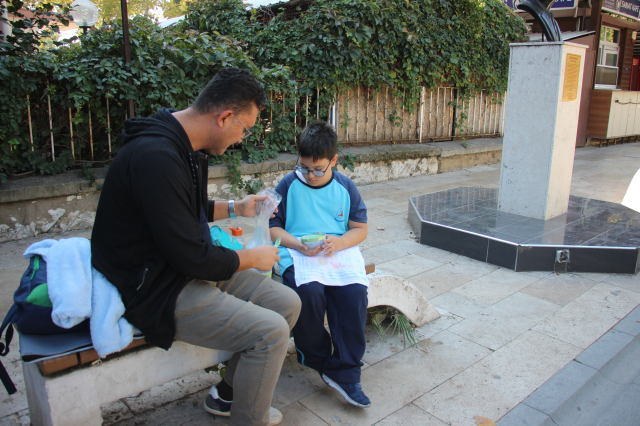 Students who do not pay for lunch are forced to eat on the street