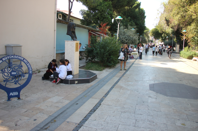 Students who do not pay for lunch are forced to eat on the street