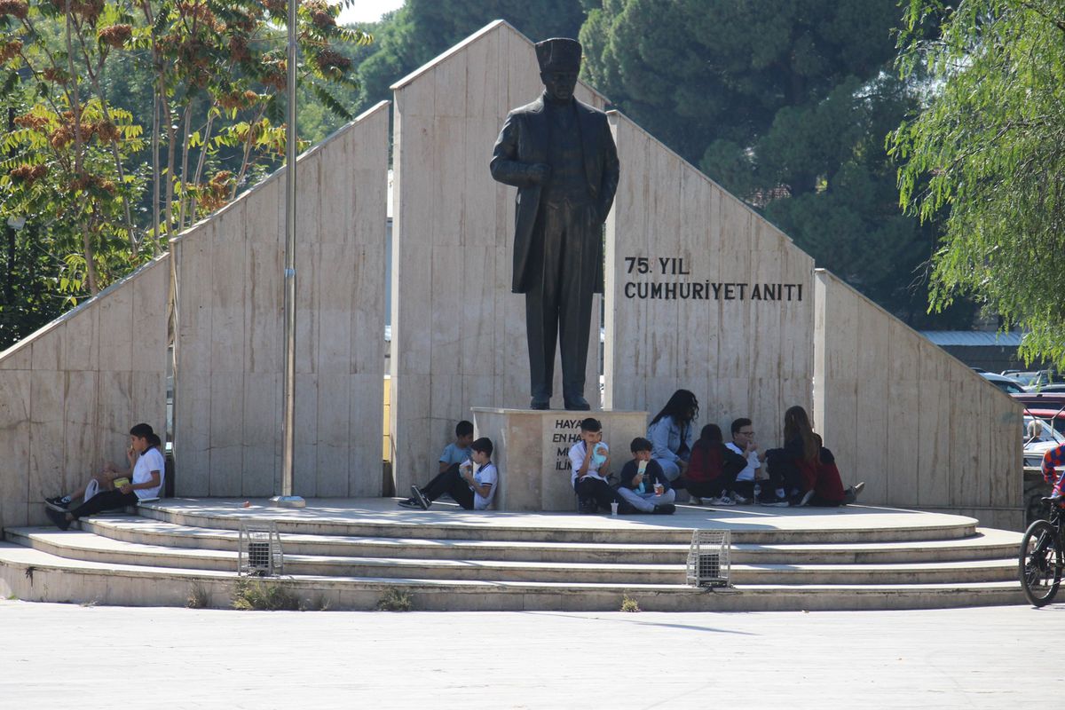 Yemekhaneye alınmayan öğrenciler öğle yemeğini sokakta yemek zorunda kalıyor