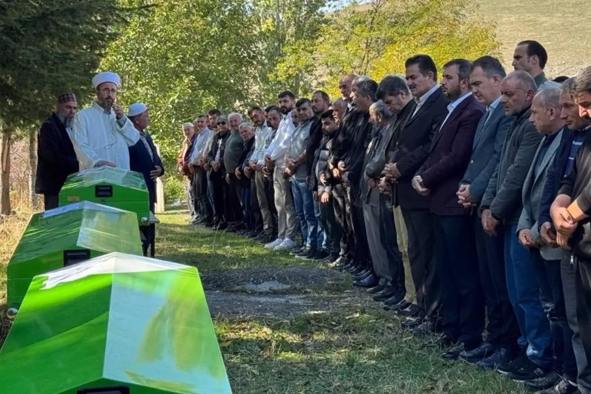 Pazardan mezara: 3 kardeş ve enişteleri yan yana defnedildi