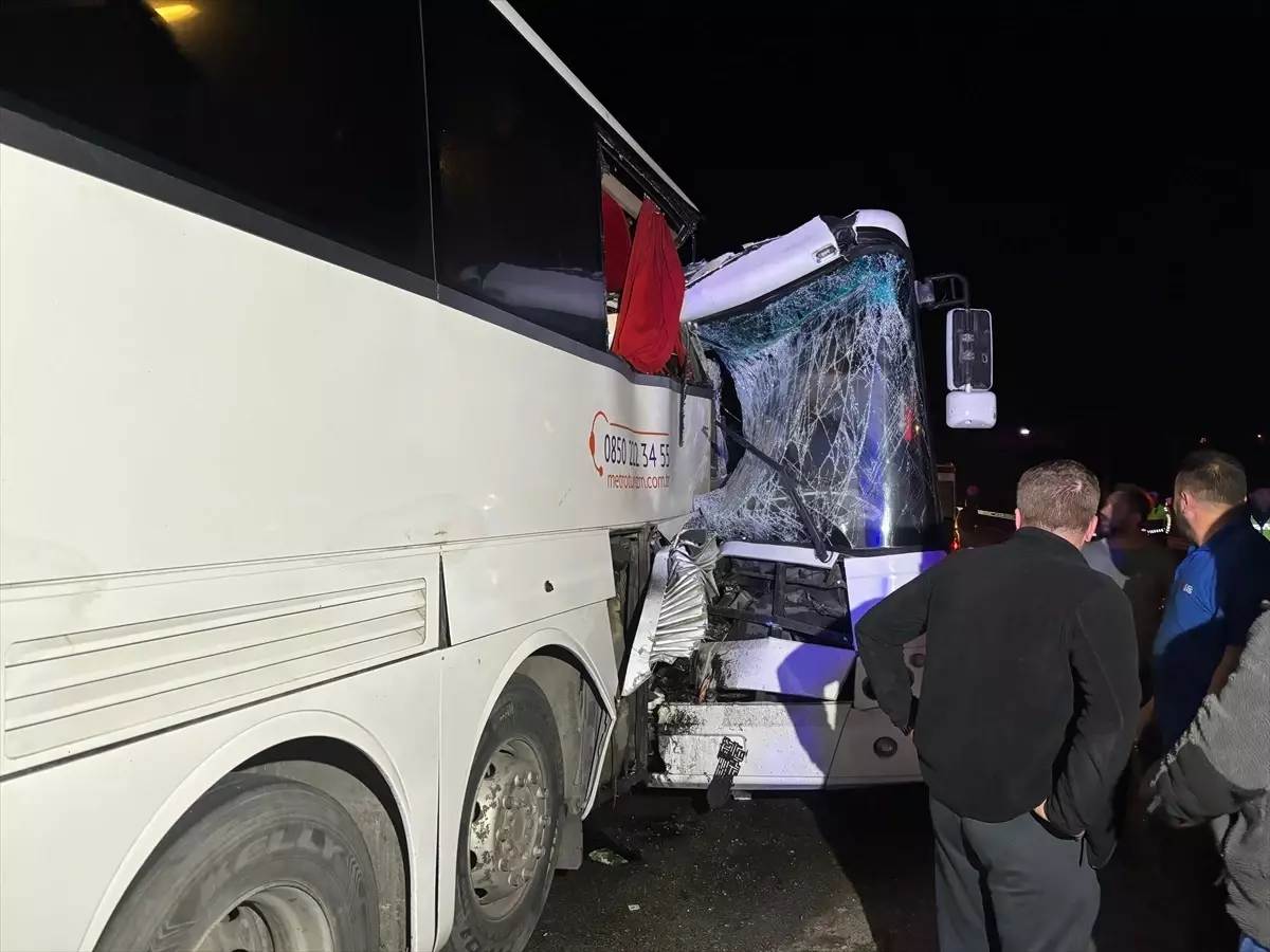 Sinop'ta İşçi Taşıyan Otobüs Yolcu Otobüsü ile Çarpıştı: 12 Yaralı