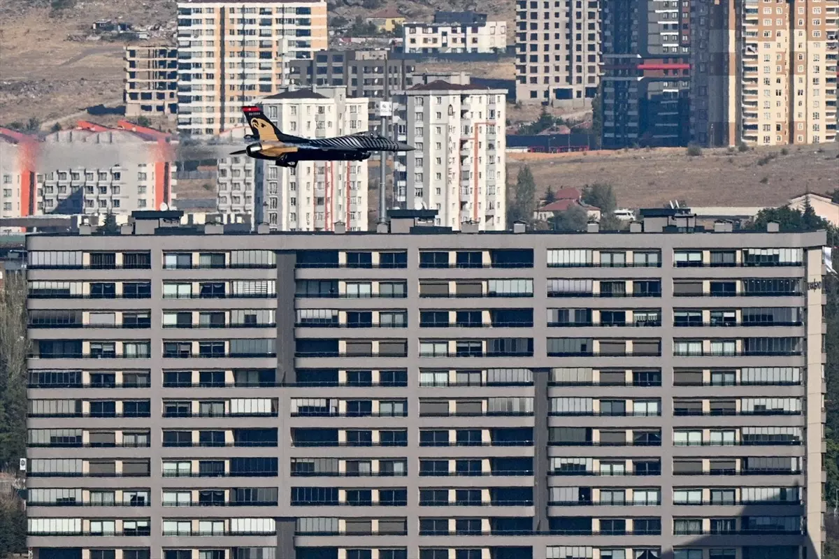 SOLOTÜRK Kayseri'de gösteri uçuşu yaptı