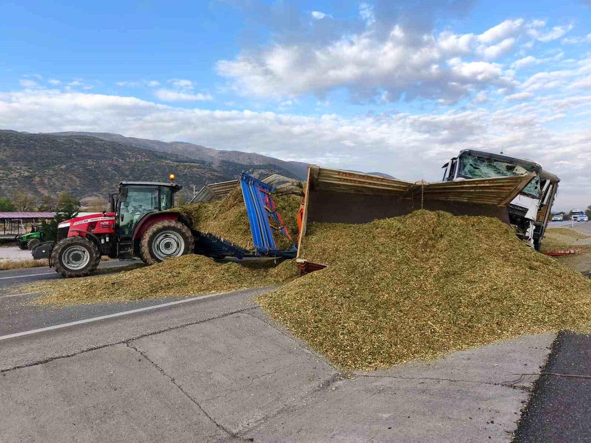 Afyonkarahisar'da Tır-Traktör Çarpışması: 2 Yaralı