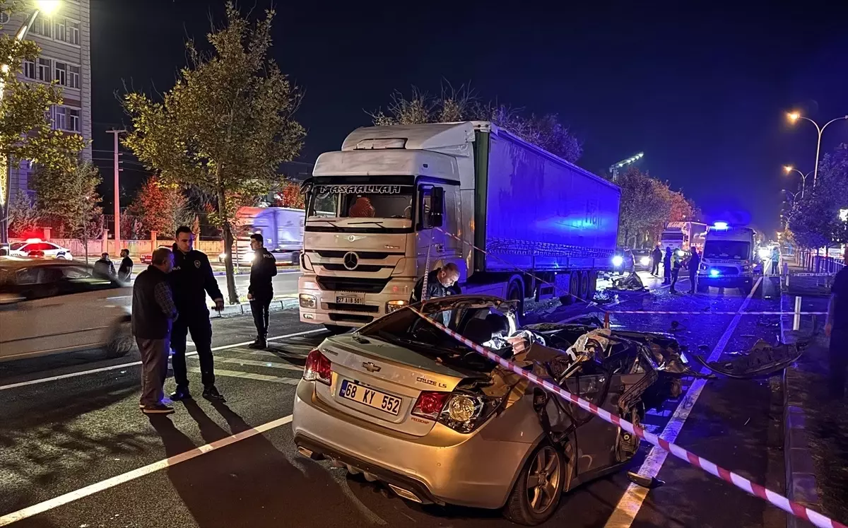 Aksaray'da Tırla Çarpışan Otomobilde Ağabey Hayatını Kaybetti.