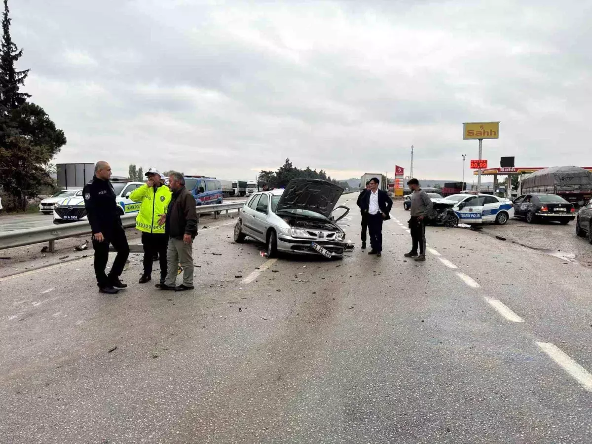 Balıkesir'de Polis Aracının Otomobille Çarpışması: 3 Yaralı